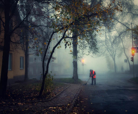 Подметает дворник осень...