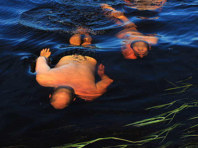 под водой