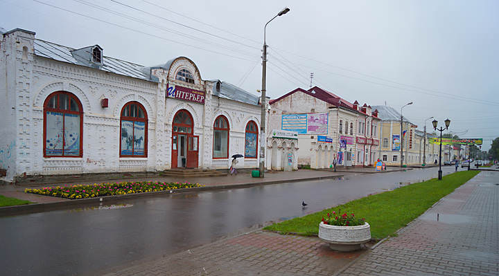 в.устюг.30.06.,1-2.07.2014 .170.В Великом Устюге моросит дождик.Проспект Советский.
