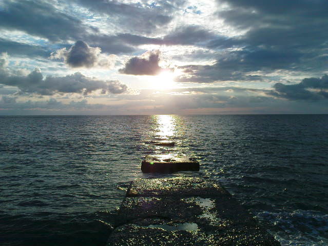 дорожка в уходящий день. (following the sun)    