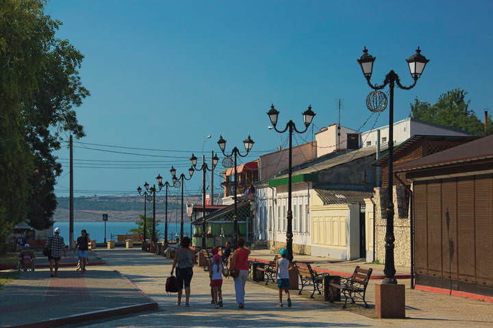 На море
