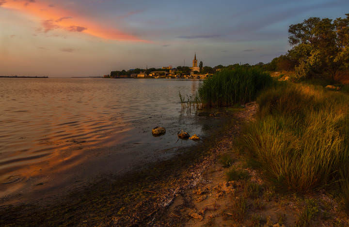 Красный закат морской бухты