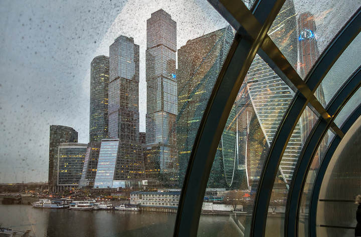 Город сквозь стекло и дождь