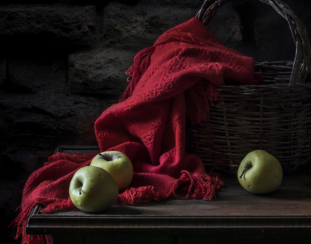 Три яблока на красном