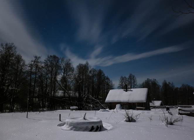 Тихо светит луна
