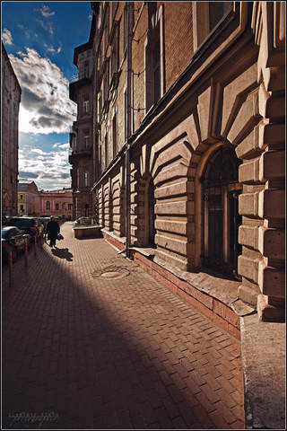 По переулкам весны.