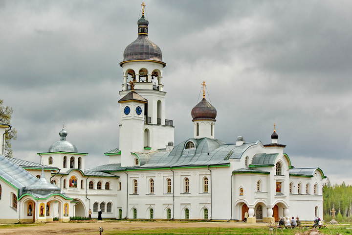  Трапезный храм Успения Божией Матери с колокольней