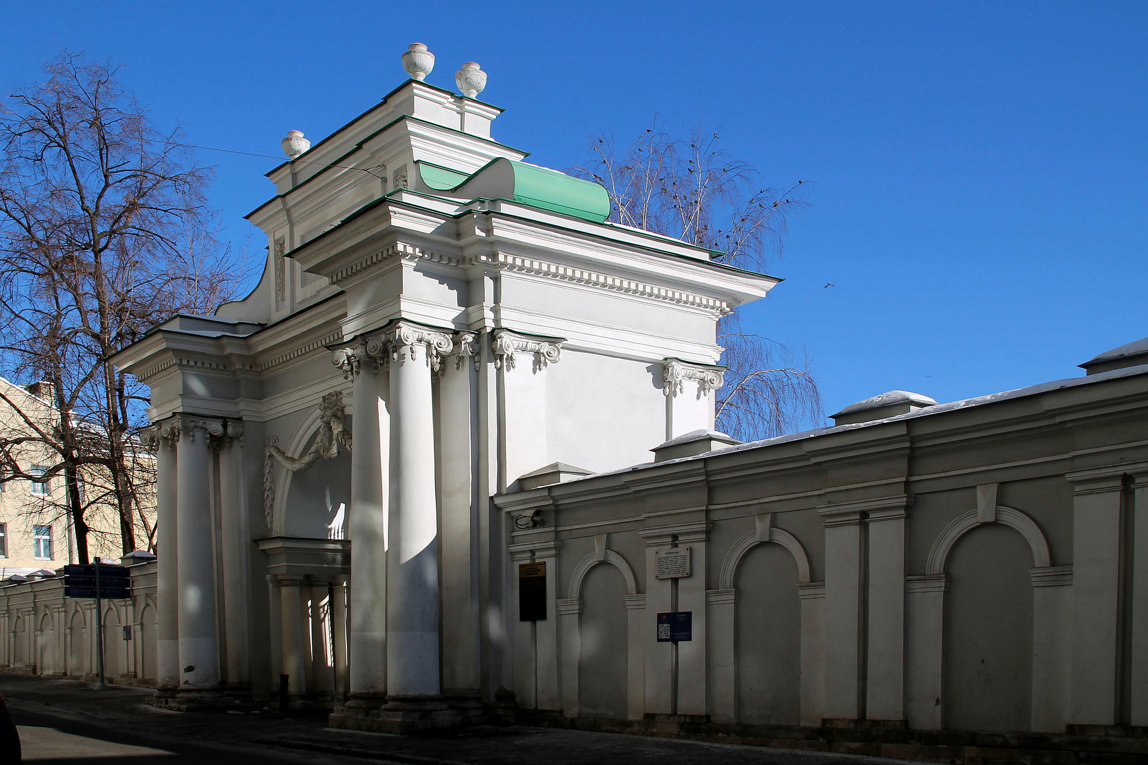 Въездные ворота Дома Пашкова со Староваганьковского переулка. Москва