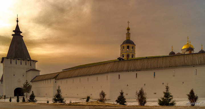 У храма