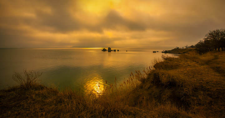 Утомленное солнце нежно в море купалось.