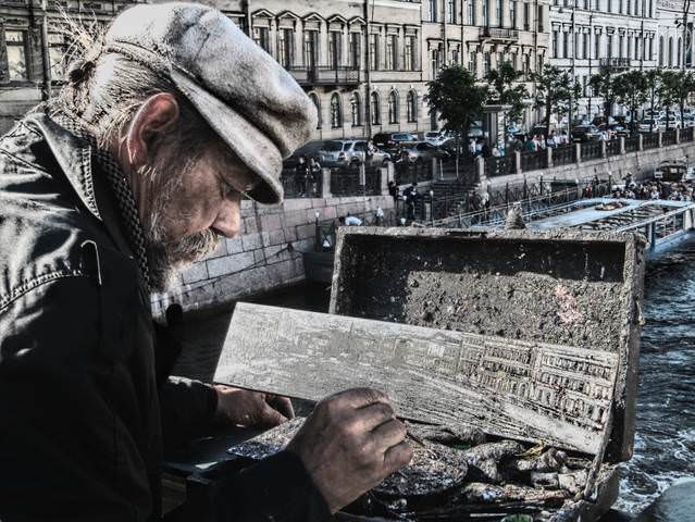 Орфоэпические различия речи москвичей и петербуржцев)))))....