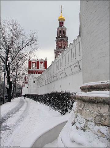 У стен монастыря.
