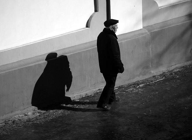 тень