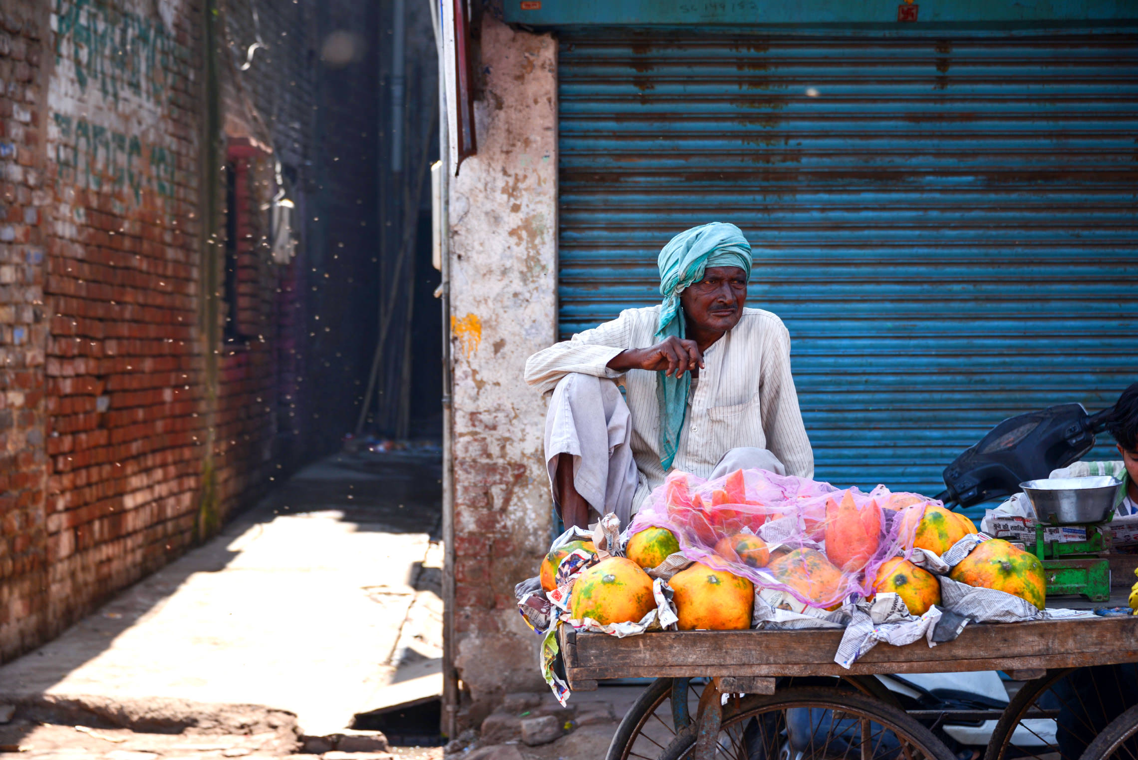 На улицах Дели. Продавец фруктов