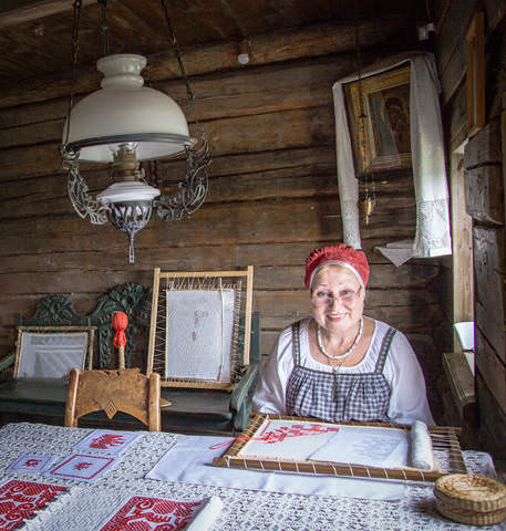 Вышивальщица.
