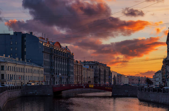 Красный мост на закате