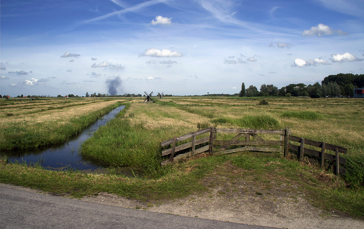 плоский голландский пейзаж с пожаром...