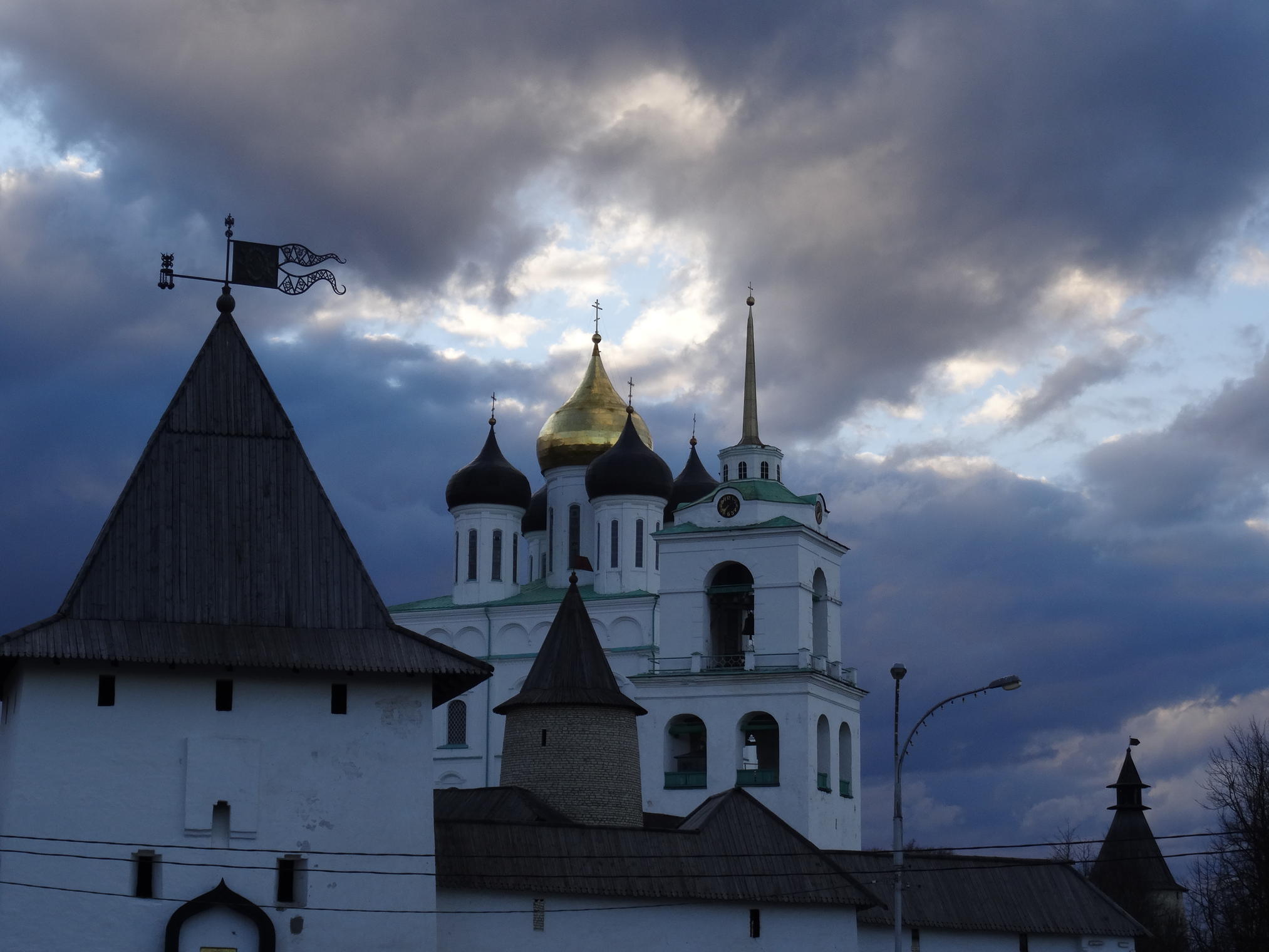 Троицкий собор и башни Псковского Кремля