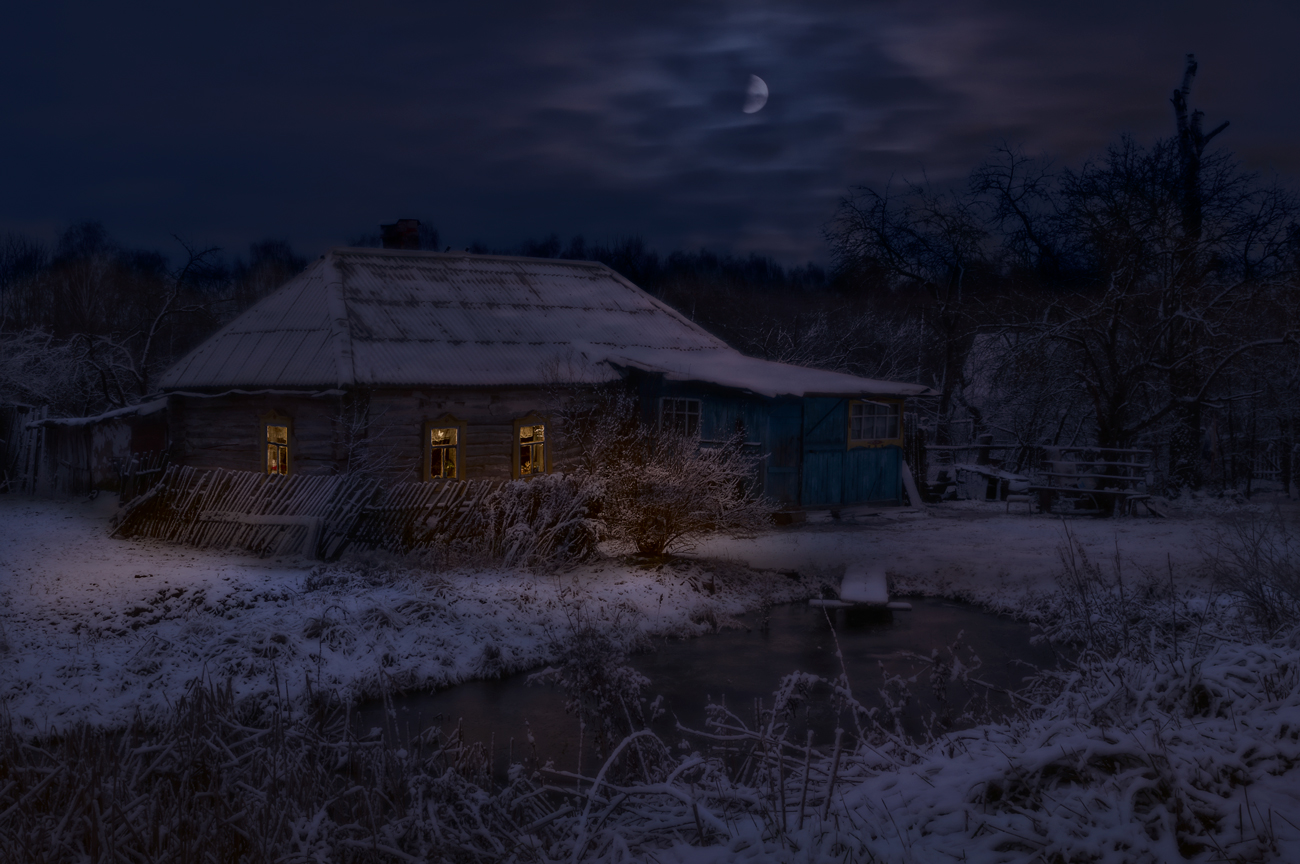 Ночные хаты. Ночь в деревне. Страшная деревня. Деревенский домик зимой. Заброшенная деревня ночью.