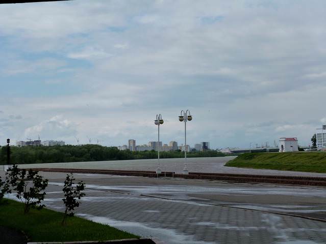 В  ветреный и дождливый день.