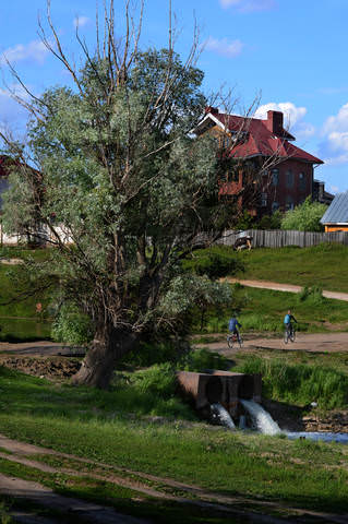 У дома с красной крышей.