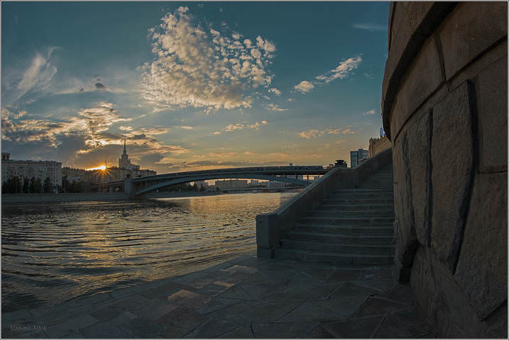 Купаясь в лучах заката.