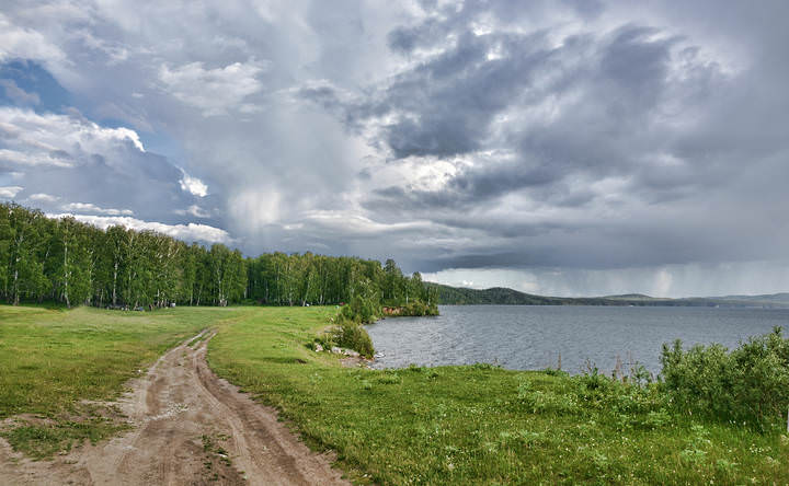 У озера