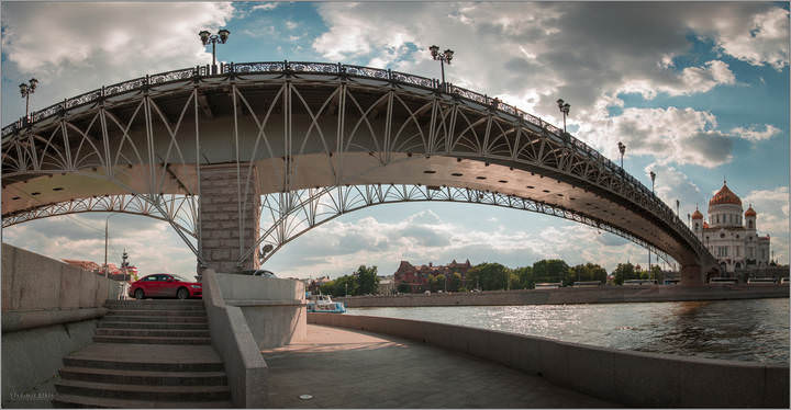 Про большие мосты и маленькие красные машины.