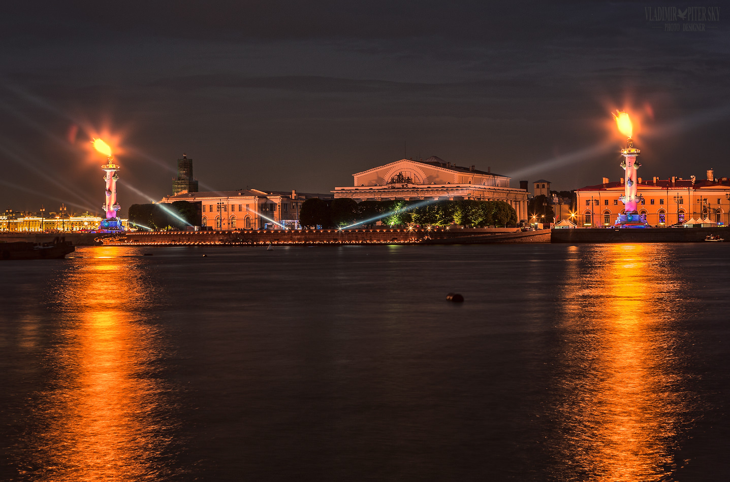 Ростральные колонны Санкт-Петербург ночью