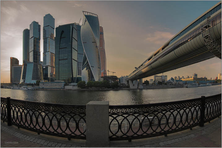 Вечер в Деловом центре.