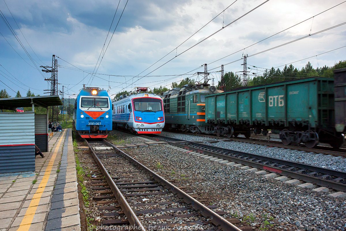 Туристический поезд с локомотивом ЭП1П-067 по ст Глубокая пропускает ВС-1Н -004 с начальником дороги