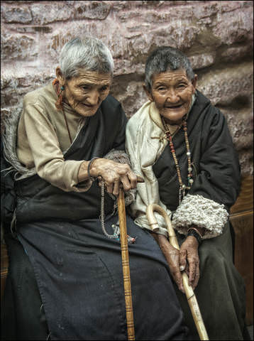 Старушки в Лхасе.