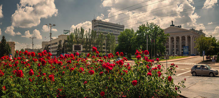 С праздником, мой славный город роз!