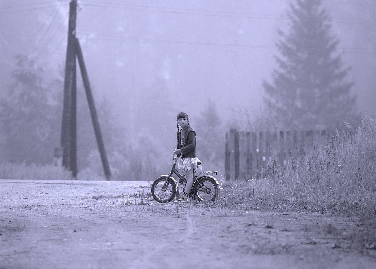 Девочка на фоне тумана