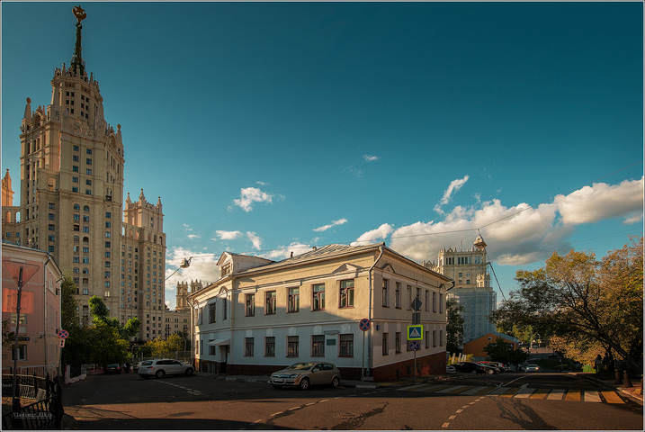Затерялось лето в старых переулках.