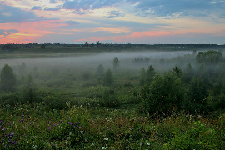Закат стекает акварелью. 