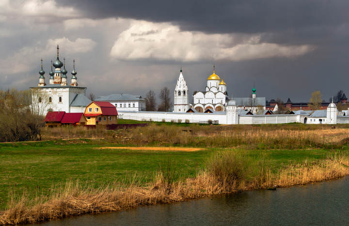 Над городом ходили грозы..