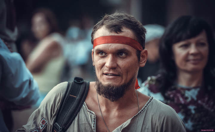 В толпе