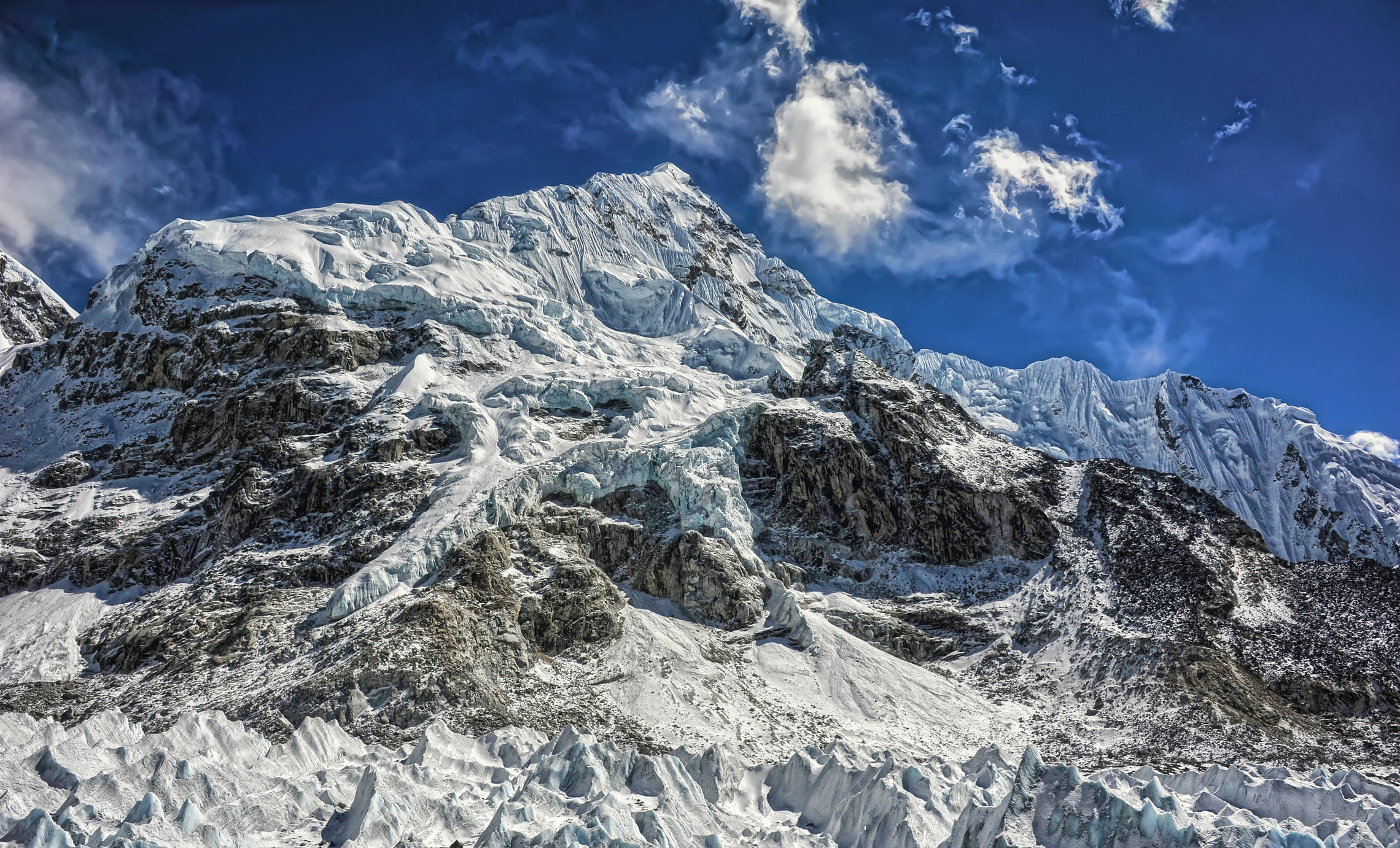 Вид на Nuptse 7873м. снимок с места 1-го базлагеря Эвереста
