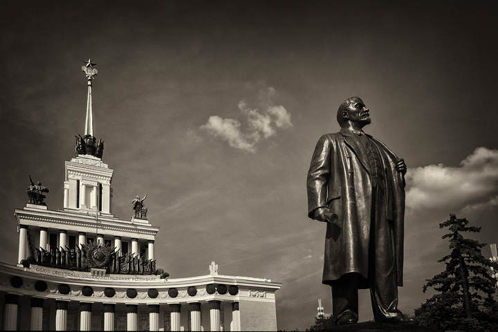 Ленин  всегда живой....