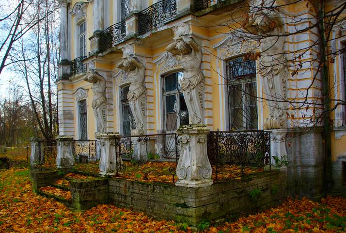 Осень. Забытый старый дом...