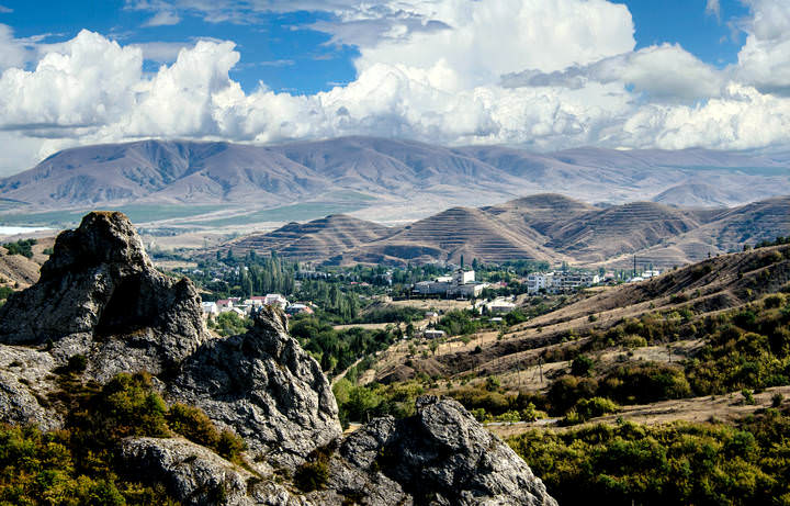 Средь Крымских гор