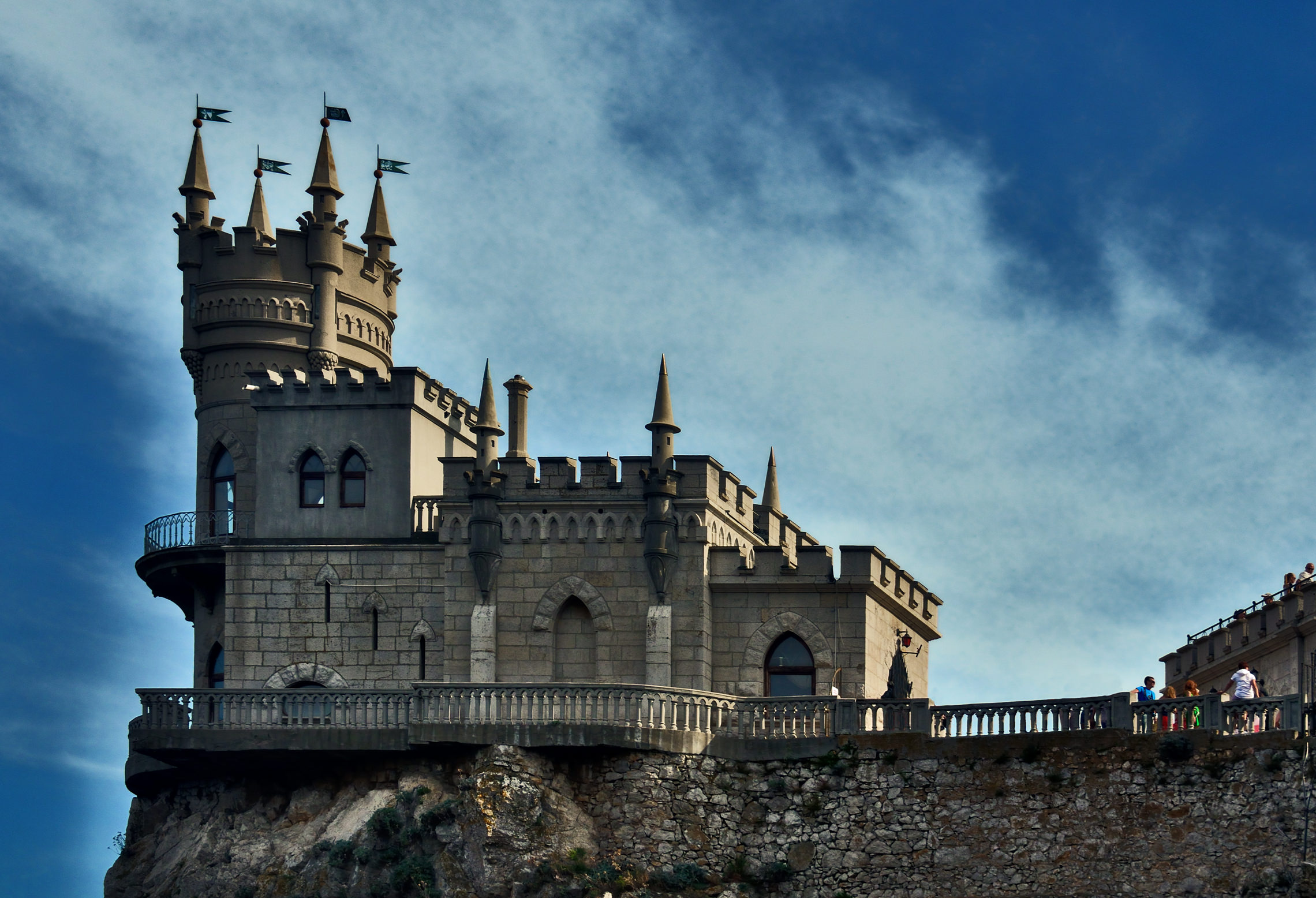 Ласточкино гнездо сортавала. Дворец замок Ласточкино гнездо. Дворец Ласточкино гнездо в Крыму. Ялта замок Ласточкино гнездо. Замок «Ласточкино гнездо» (пос. Гаспра).