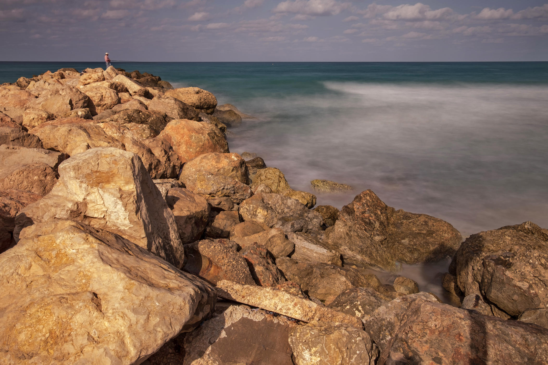 Камни и море