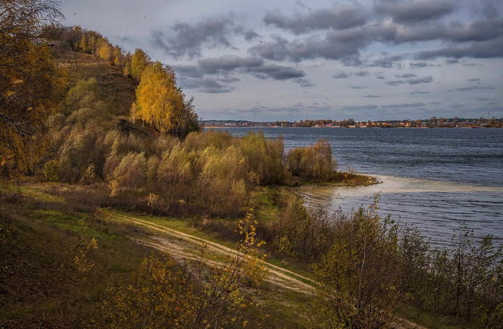 Носит листья осень 