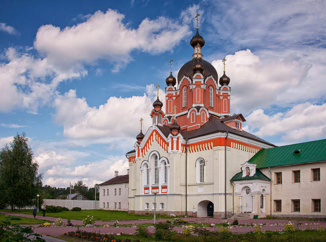 В Тихвинском монастыре