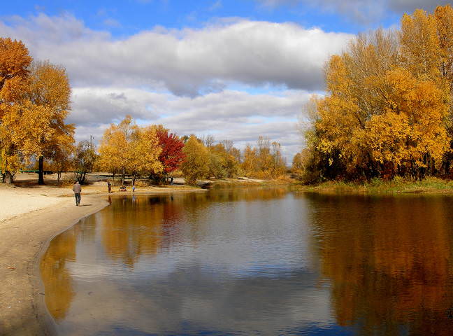 Гуляя берегом реки.