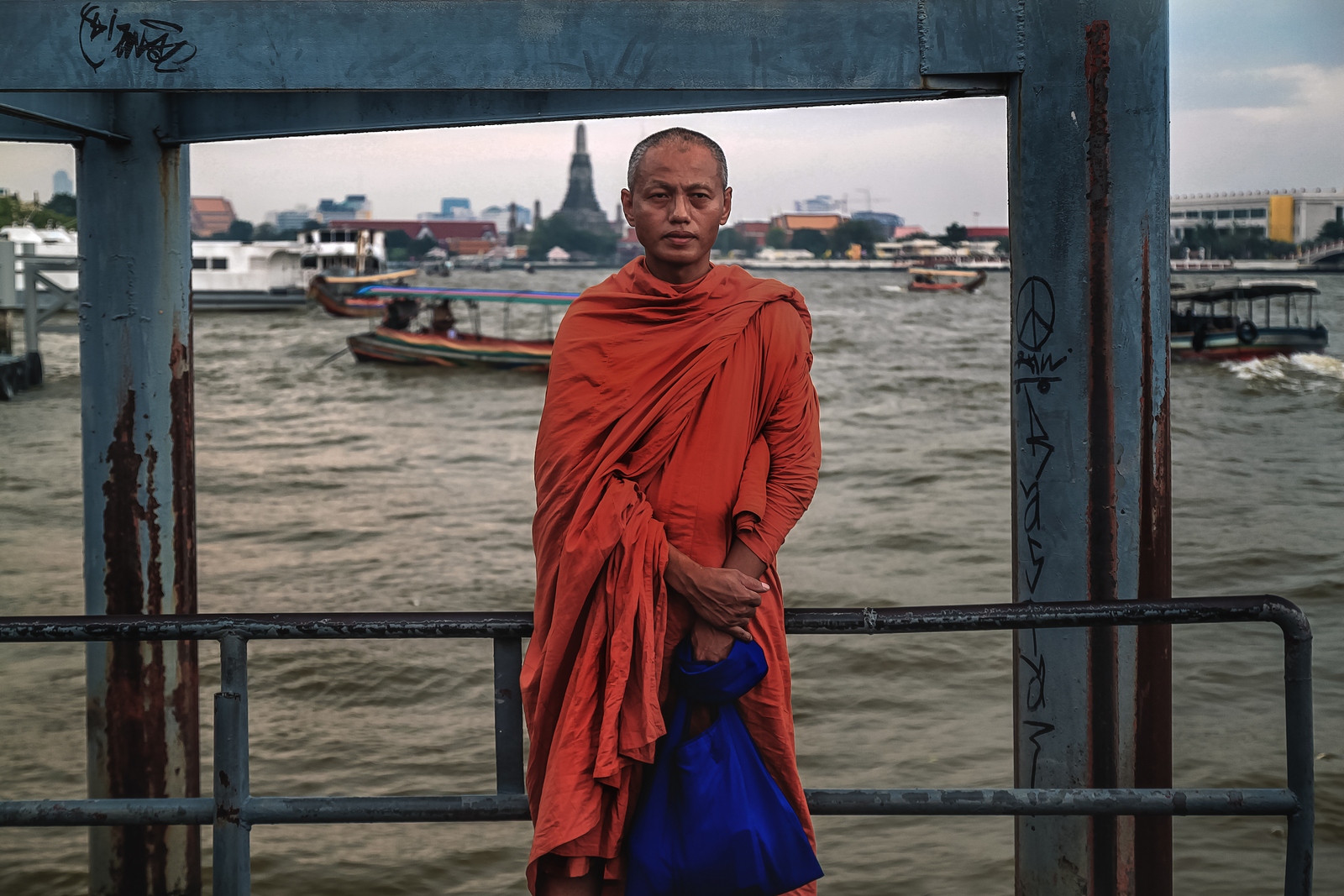 Буддист на пристани реки Чаупхрая