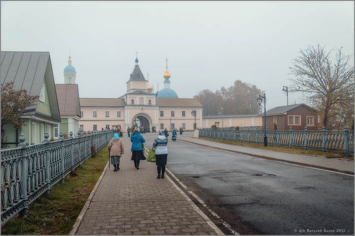 К святой обители