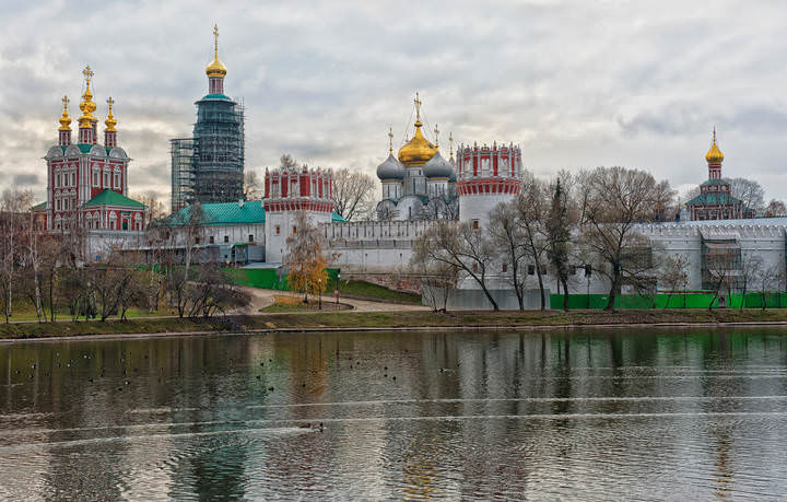 У Новодевичьего
